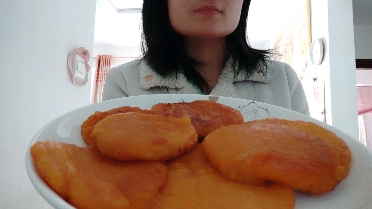 小红做红薯煎饼,软糯香甜,好吃简单易做,孩子放学回来太开心了