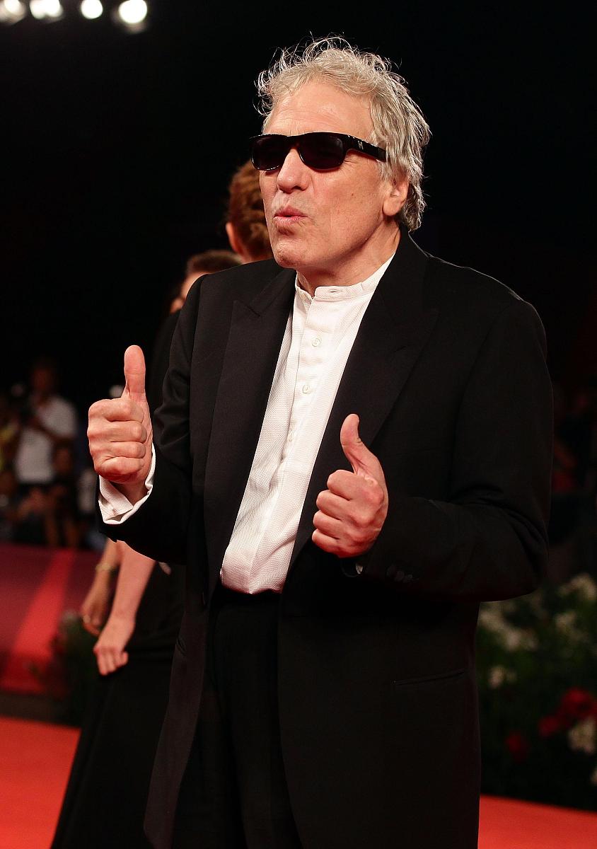 《雪国列车》是一部由奥斯卡最佳导演班·穆勒执导的科幻冒险电影于2013年上映。电影讲述了一群幸存者乘坐着一辆巨型列车穿过雪山躲避世界末日后的冰封世界。电影不仅有着惊险刺激的场面同时也探讨了社会阶级人性和环境保护等深刻的主题成为了经典的科幻电影之一。电影的故事背景设定在未来世界人类试图通过化学试验来控制全球气候可是试验却出现了意外导致冰层瞬间融化海平面上涨全球陷入了冰封世界。为了生存人类只能在一列巨