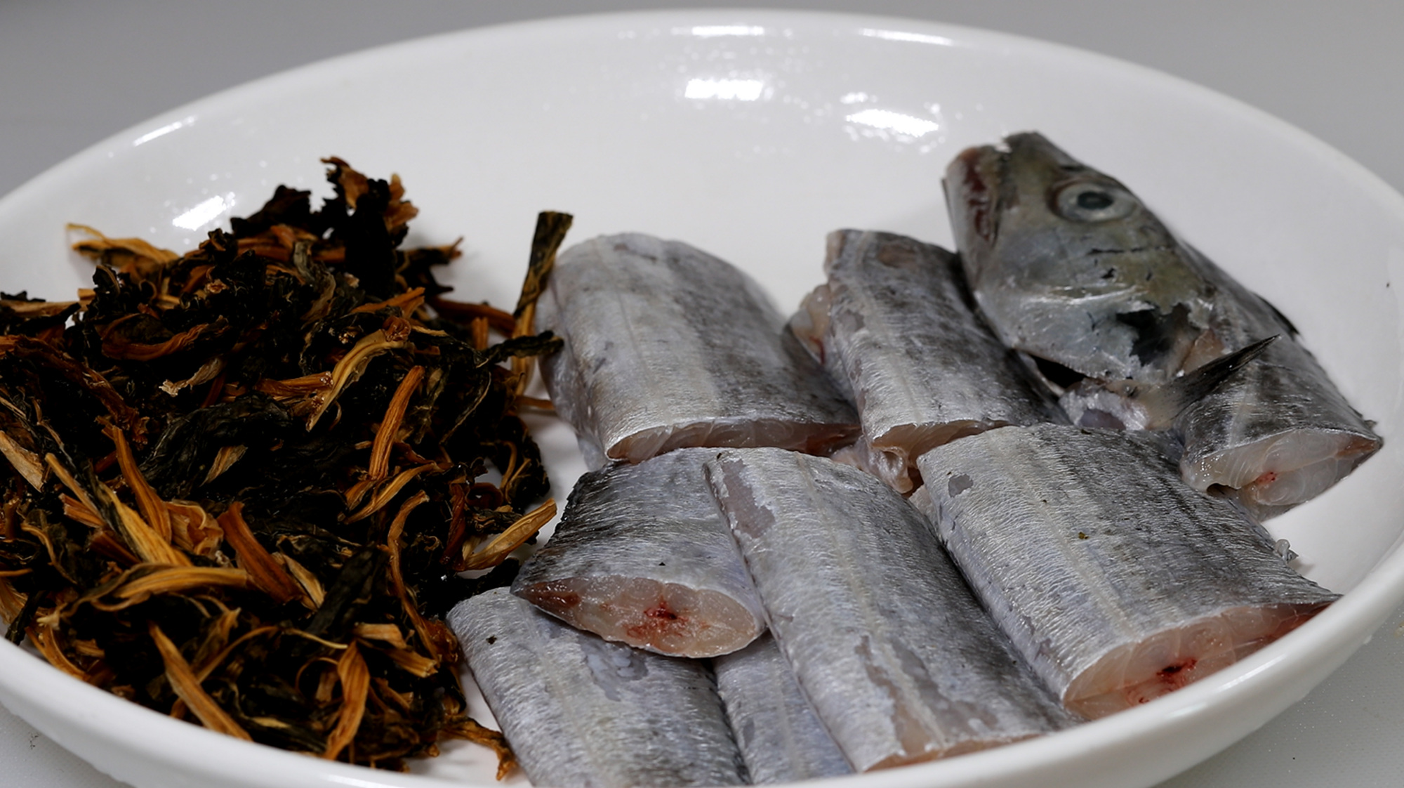 非常完美的蔬菜与海鲜结合,干菜烧带鱼做法很家常,成品鲜香淳厚