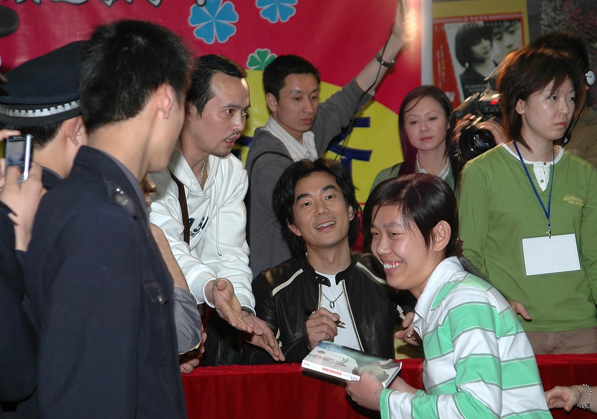 2006年4月5日,济南,著名歌星任贤齐携带加盟新东家后的第一张专集《老