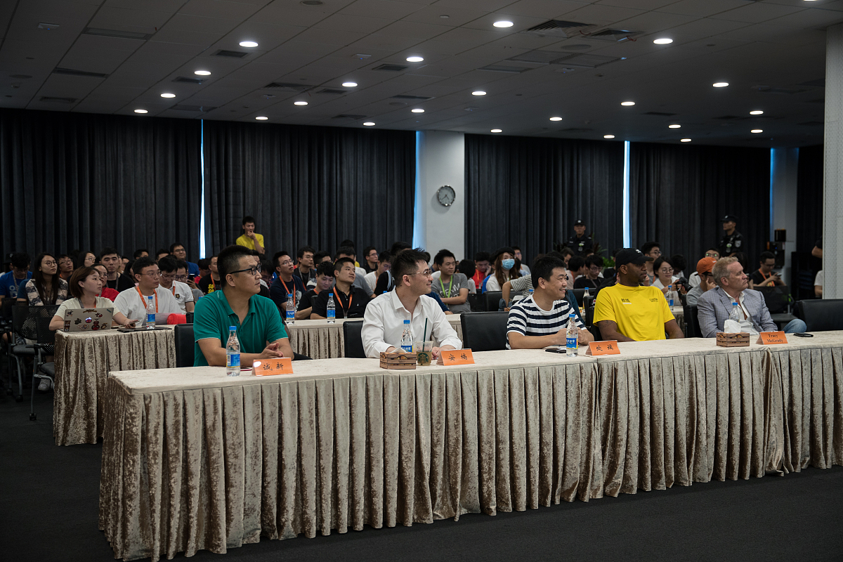 南昌大学老师帮助伟易达集团（东莞）组织招聘卓越计划工程师班实习生，同时帮助企业在南昌大学开设企业选修课，协助编写相关教材，伟易达集团为此每年支付南昌大学相关老师劳务报酬8万元。请草拟一份协议书