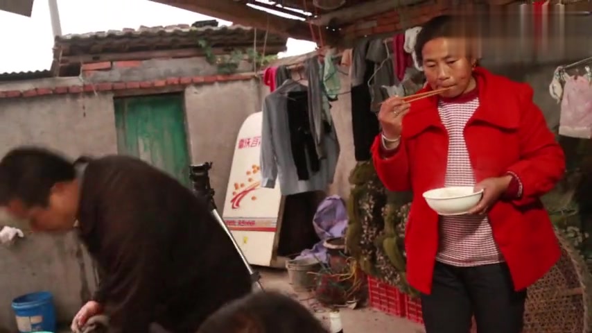 农村才有的美味!80个河蚌做1个火锅,来点啤酒爽翻天了