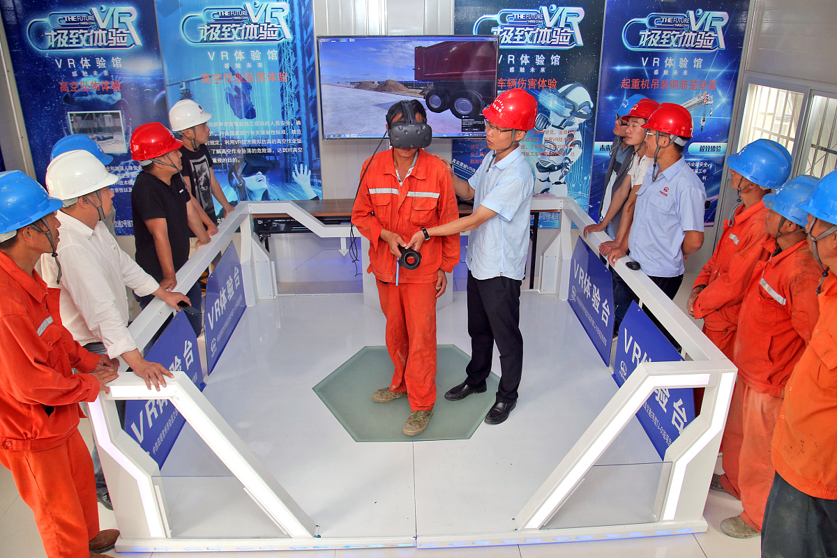 单人交互体验平台搭配触电、物体打击、窒息、爆炸、起重伤害、高处作业等VR事故体验课件还带体感写一段介绍