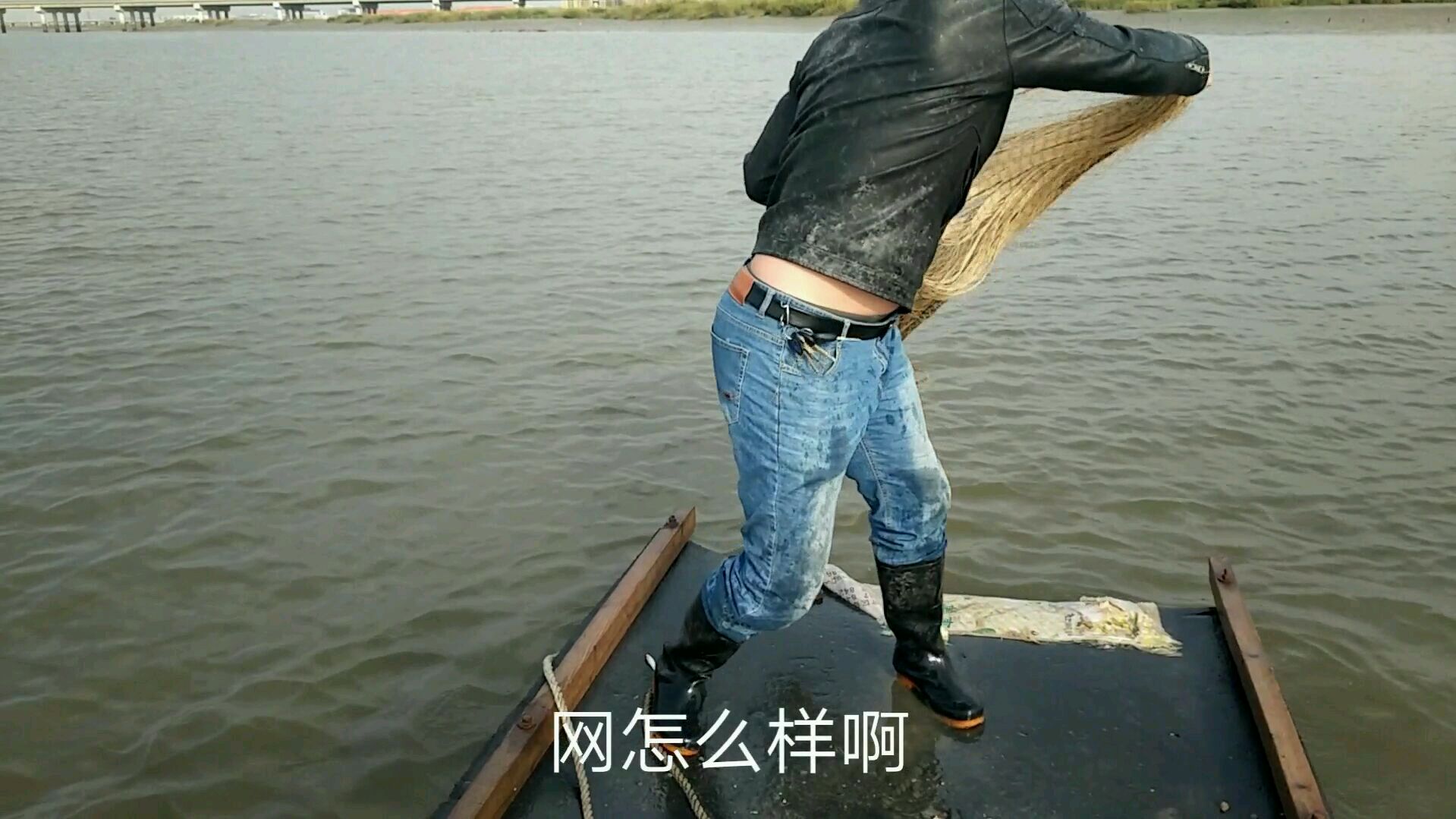 疯哥开船海里撒鱼,鱼多的自己跳上船,竟然抓到美国鲫鱼发财了