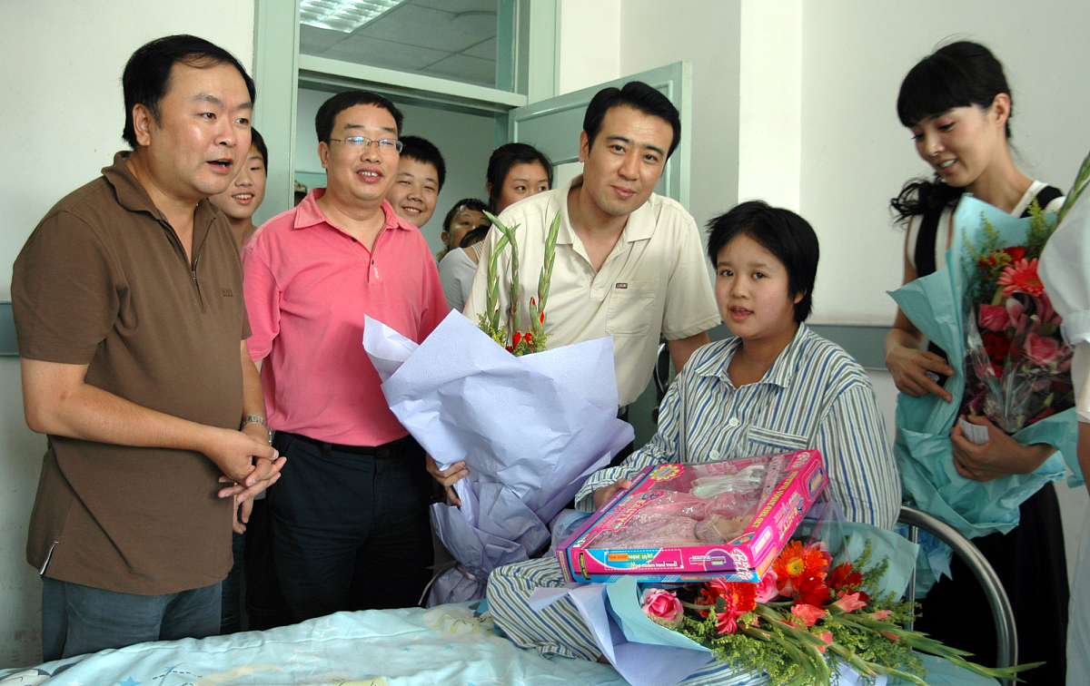 优化并小幅度修改这段文字：老丁一看这屋里一尘不染就知道肯定都是安杰收拾的就江德福这大老粗肯定干不了这么细致的活谁知江德福马上把声音提高了8度江德福嘴下也一点不留情叫他趁着现在还没吃赶紧走其他同学也跟着起哄赶老丁回去可老丁才没那么傻继续死皮赖脸的坐下了此时安杰沉着一张脸从厨房走了出来大家一看到他都不敢做声了老丁回头一看吓得立马从椅子上蹦了起来刚递到嘴边的点心也赶紧放回去了安杰看了他们一眼然后调整了下