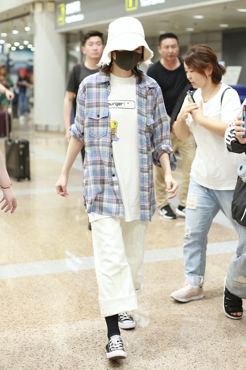 2019年7月27日,北京,吴昕现身机场.吴昕