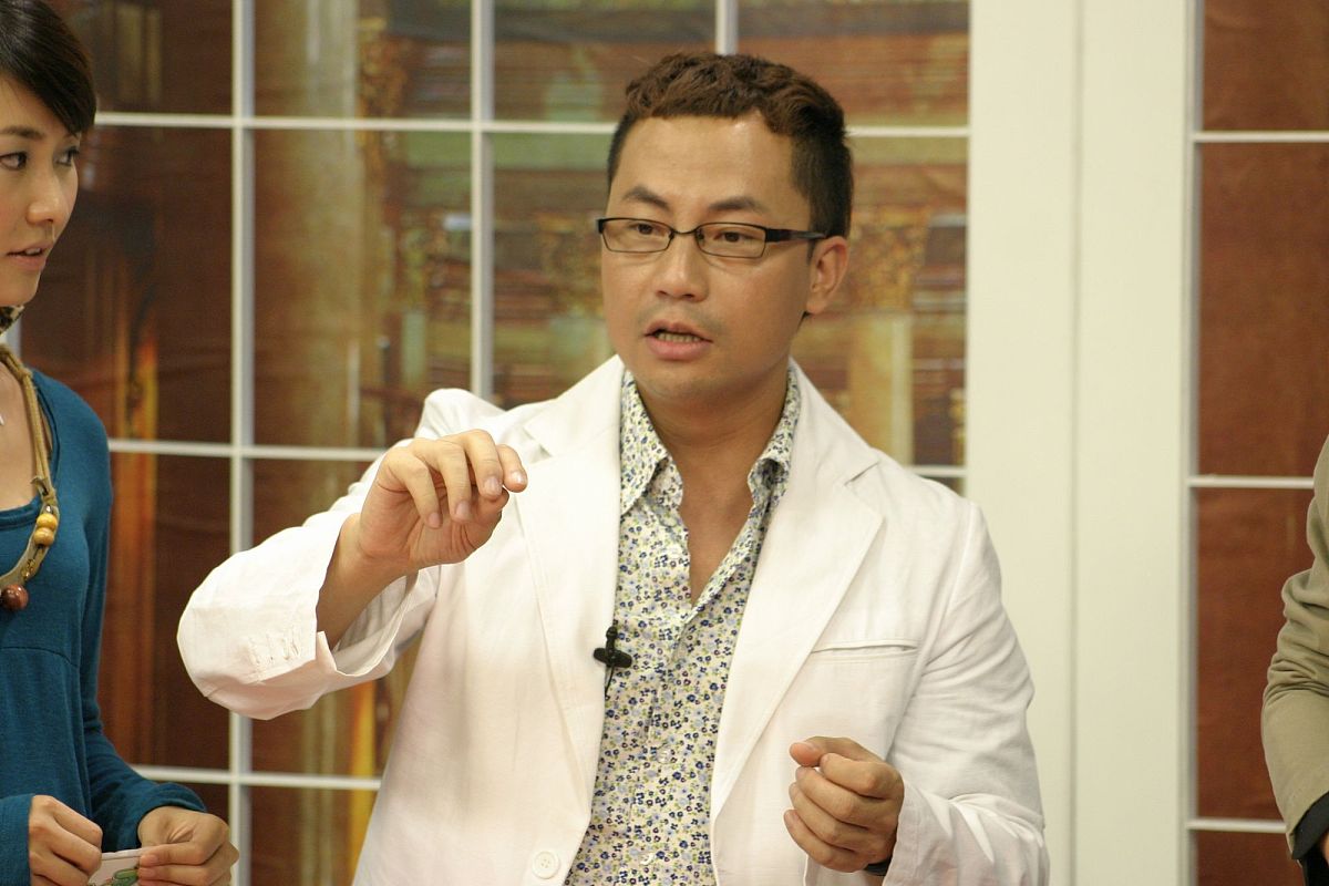 2023年最爆火的电视剧《狂飙》的热播使得张颂文成为了一个好演员的典范——沉寂多年打磨演技后积累了足够的实力并最终得到了大众的认可。作为励志的典范他的人生经历让人动容：三年内被拒绝了800多次直到47岁才红遍中国；他淡泊名利因为角色理解或剧本质量上与合作方的分歧他曾拒绝了众多演出邀约。 对于我们平凡人也可以从张颂文的经历中得到很多启示。很多人害怕被拒绝害怕失败但其实每个人都会经历这一过程关键是要不