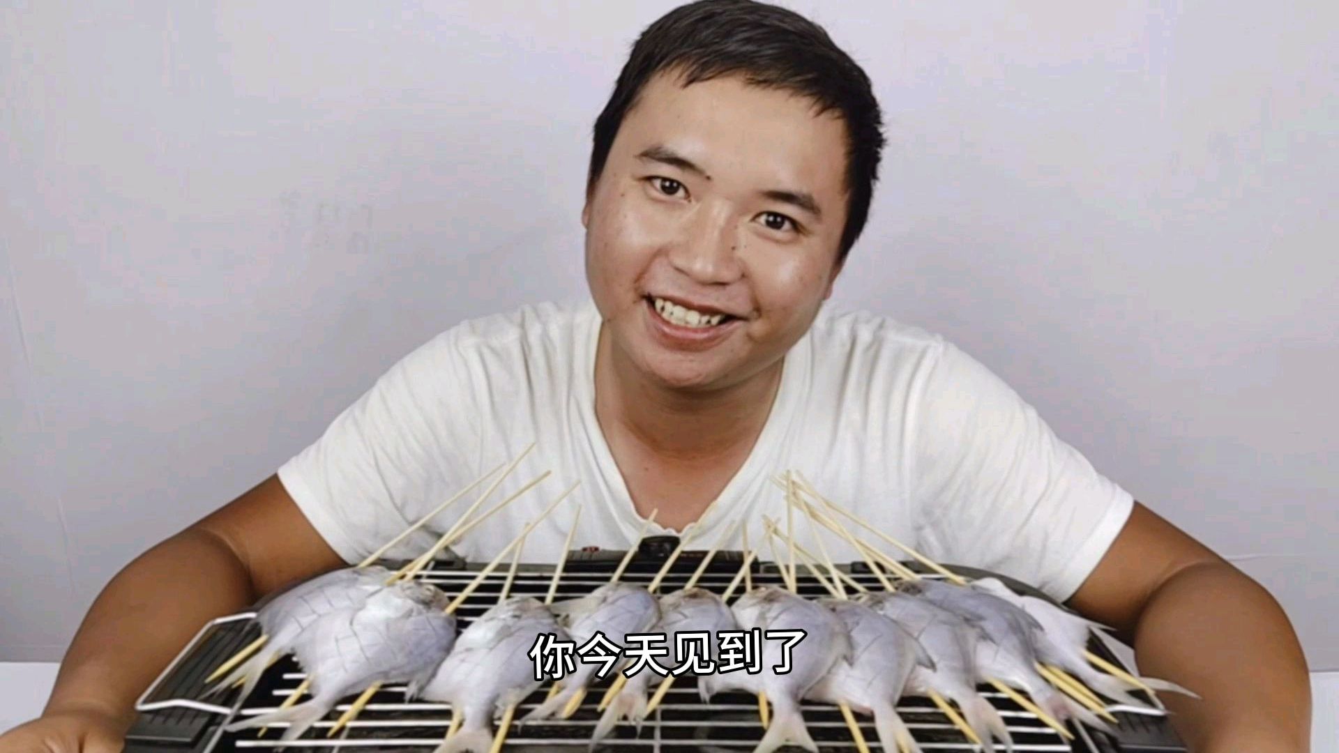 小伙花10块钱买了10条鲳鱼,这么便宜,锡纸一包,烤出来真好吃