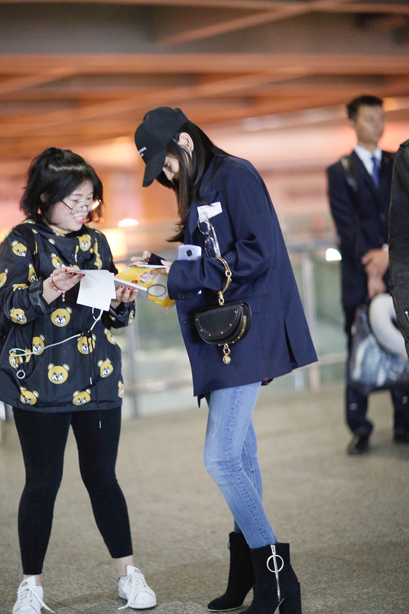 我想制作一张动漫头像 男生的 禁欲系黑白画风 短头发 帮我生成绘画描述词