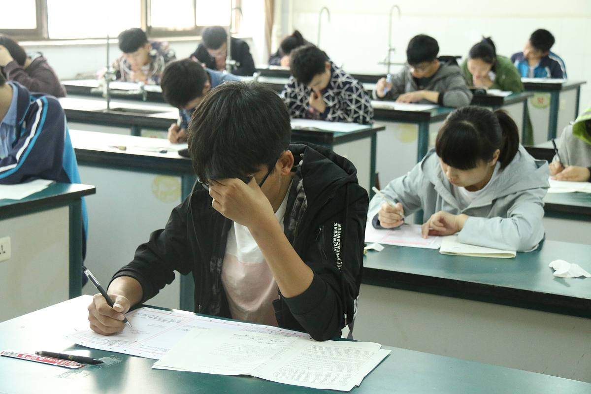 ***_***2017年5月9日,河南省内黄县一中分校高三学生在进行模拟高考.