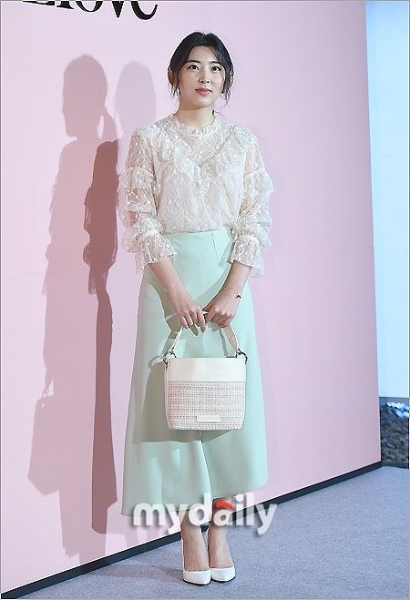 写一篇赞美 张小文 女士 贵族气质的文章