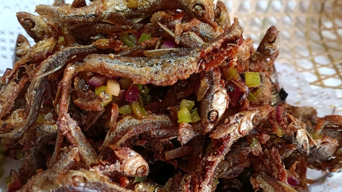 鲁菜大厨做野生小河鱼有窍门,炸完后多加这一调料出锅更酥脆