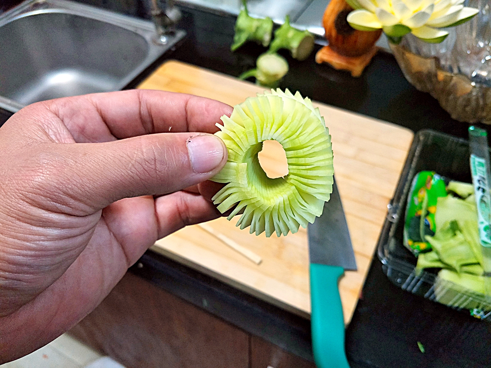 菜市场丢弃的花菜杆子,大师捡来拿起水果刀分分钟化腐朽为神奇
