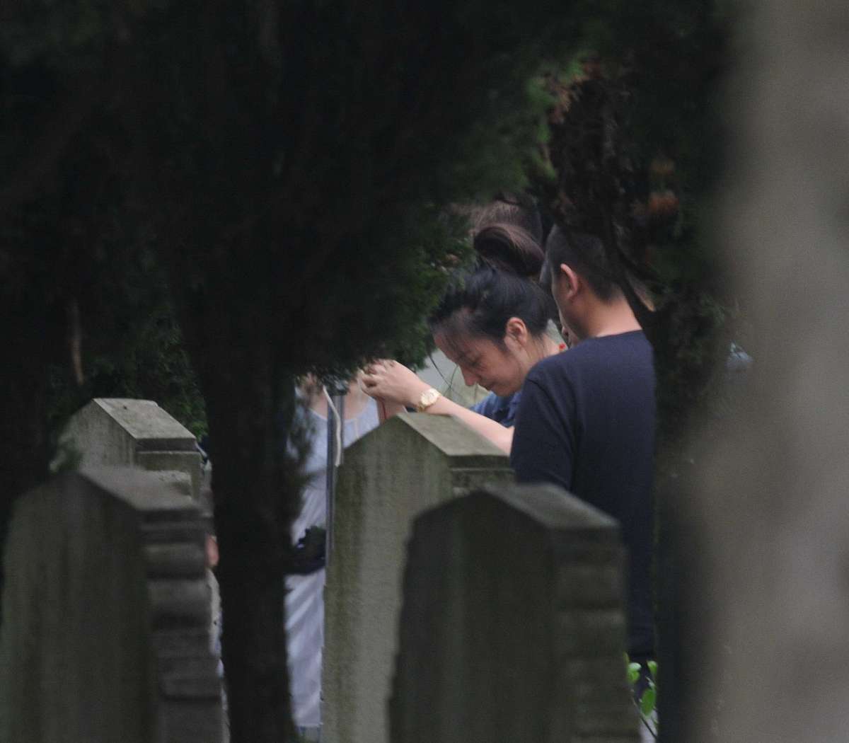 2012年08月4日讯,上海,近日记者在某墓地发现正在此拍摄的赵薇.***_**