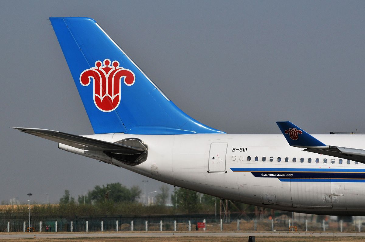 北京出发南方航空和中国联合航空航班，相差半小时的目的地有哪些？