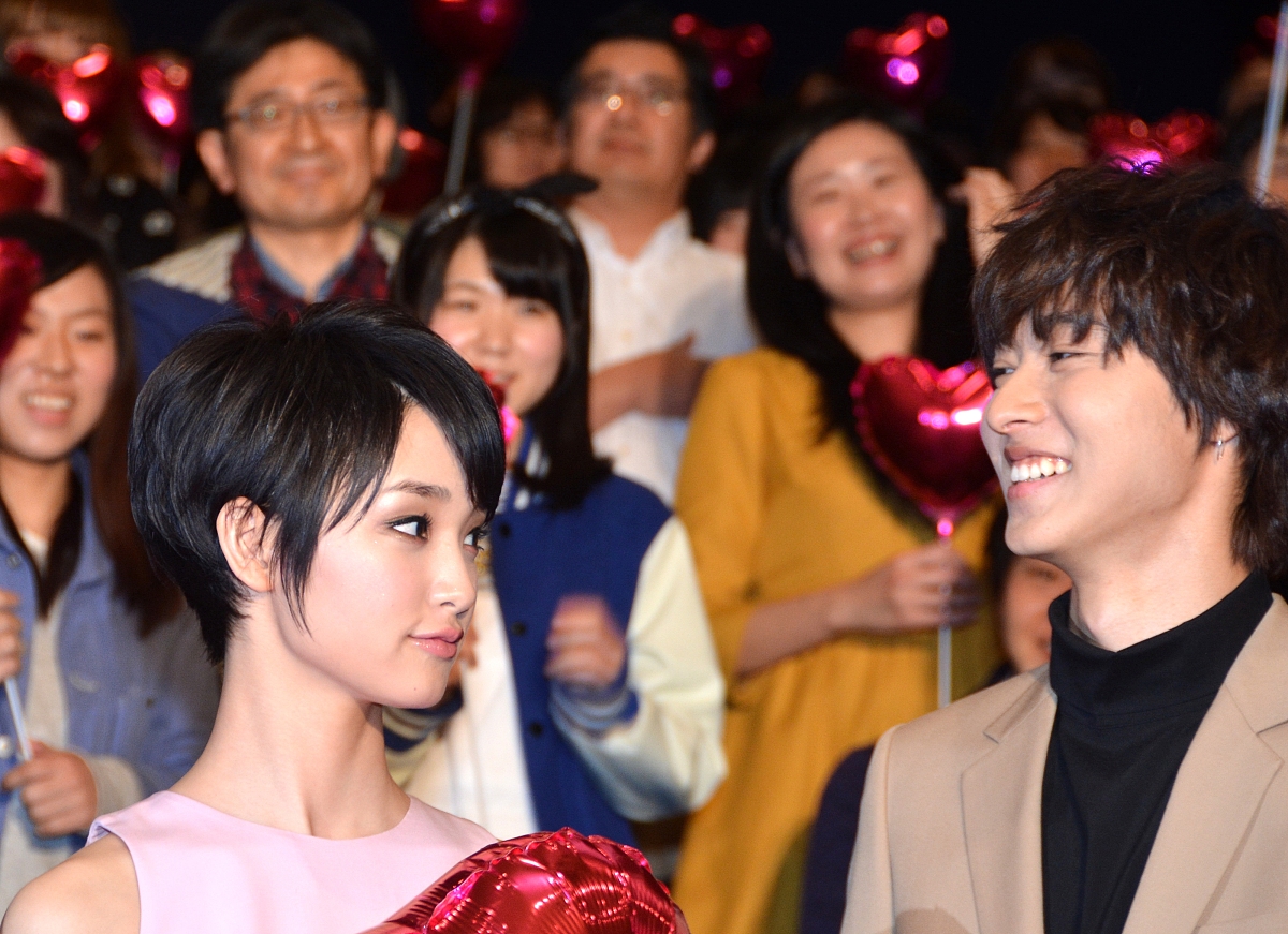 2014年04月12日,东京,电影《l·dk》首映礼.***_***山崎贤人(右),刚力