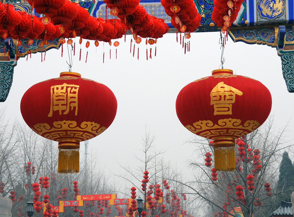 关于乔迁那天带哪些东西？以下两个回答中各自的优缺点是什么？请尽可能多的分点作答。答案1：乔迁是一个喜庆的事情带些合适的东西去新房可以增加喜气和祝福。根据网上的信息乔迁带什么东西有以下几种选择：碗筷：碗筷是日常生活必需品换新家也要换新碗筷既能保证卫生又能寓意吉祥。花卉：花卉可以美化环境也可以象征美好的愿望如百合代表百年好合君子兰代表高风亮节等。酒水：酒水是庆祝的象征也可以增加气氛和欢乐如红酒代表热情