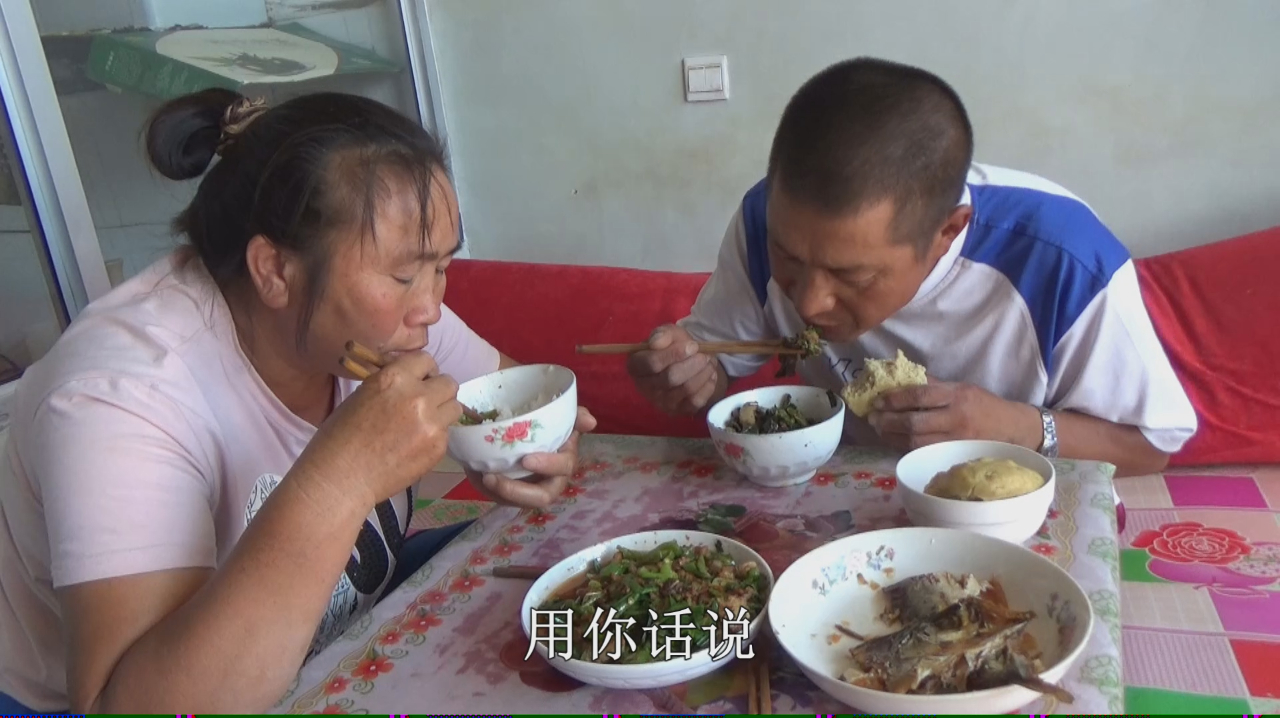 青椒肉丝一盘腊鱼肉,晋北农家午饭真丰盛!大黑吃的美滋滋