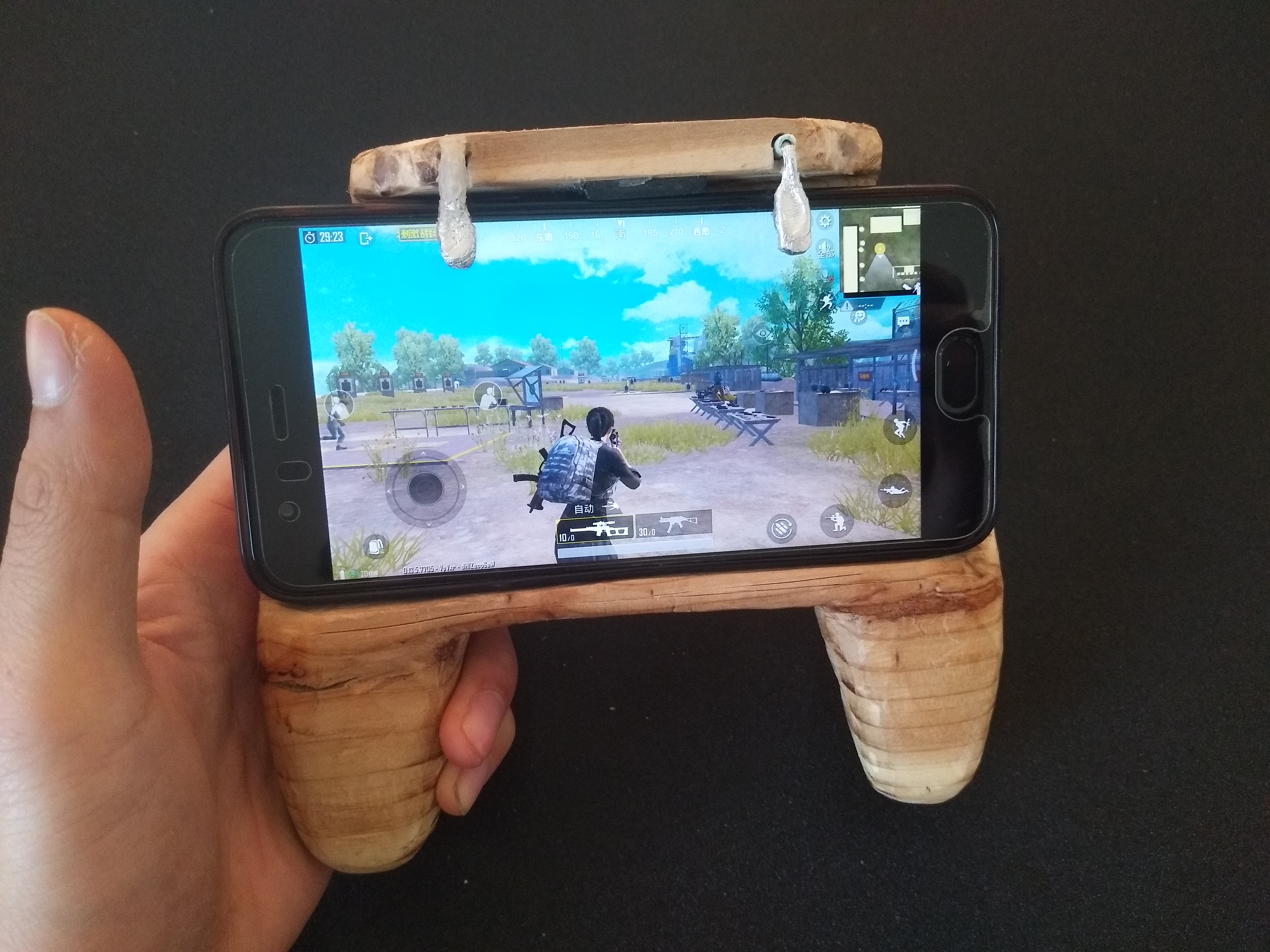 手工达人用一块木头,自制吃鸡神器游戏手柄,玩刺激战场很畅快