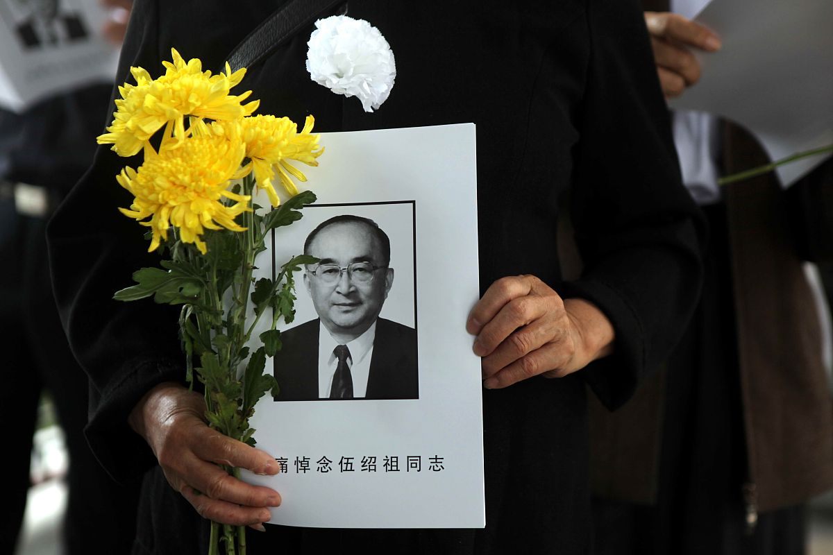 2012年9月24日,中国北京,前国家体育总局局长伍绍祖追悼会举行. +++_+