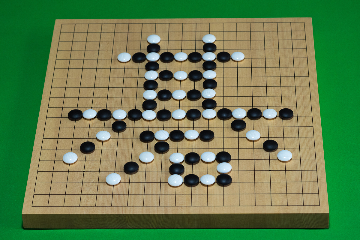 请用python编一个五子棋小游戏