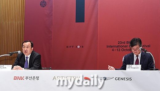 写10条评论：耶伦结束访华召开发布会重申美国不寻求与中国脱钩