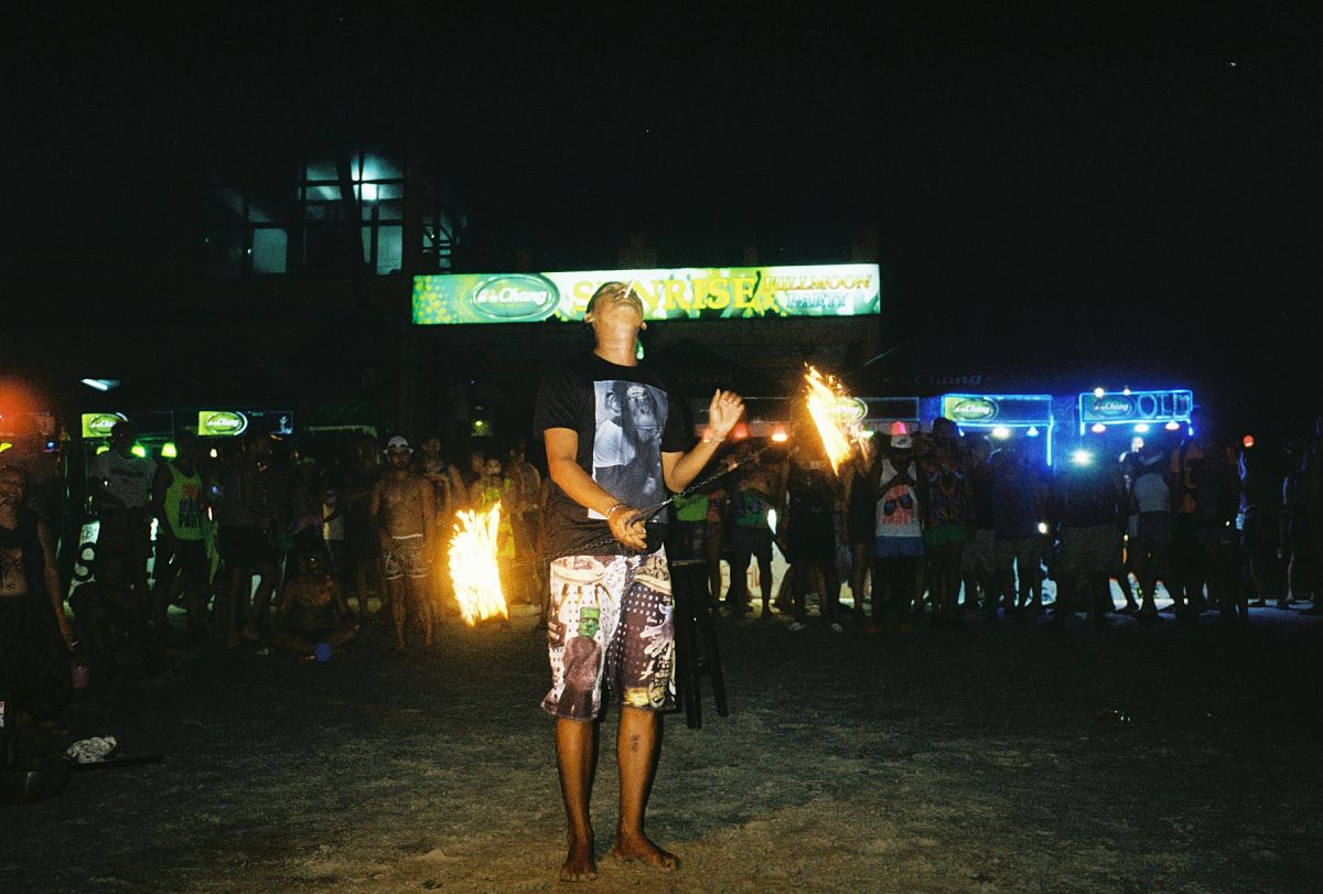 关于full moon party           对于热爱电音热舞的人来说,一生一定