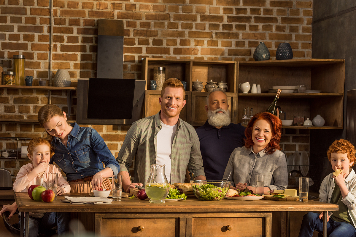 用英语介绍自己的家庭（一家三口），可以介绍爱好爱钓鱼什么的，举以一些日常相处的例子，支持你继续读书追寻自己的梦想”融入，不要重复说always