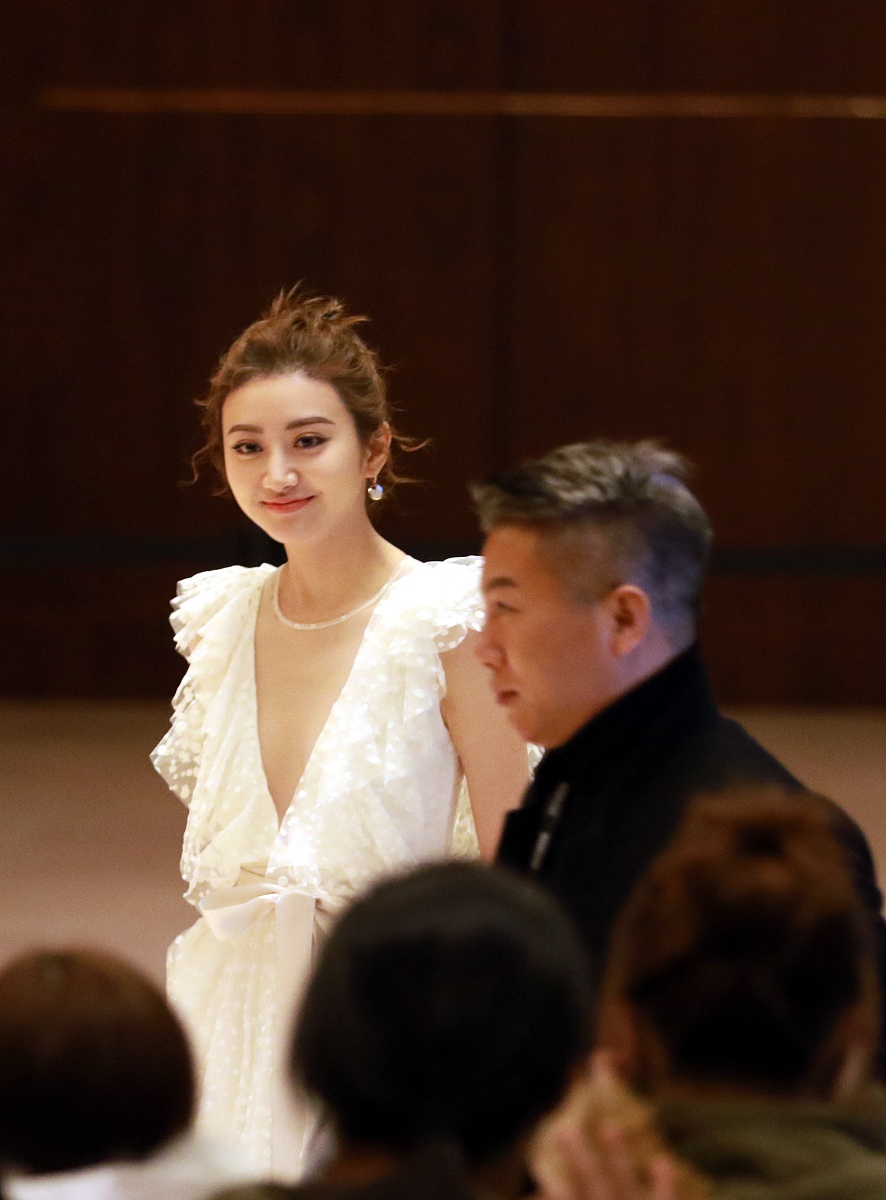 把下面内容洗稿重新写一篇全新中文500字文章近日张继科借钱欠债及传播女演员隐私视频事件持续发酵与张继科相关的事件频繁登上热搜张继科风评火速下降。尽管事情尚未有定论但目前多家张继科曾代言的品牌已删除相关微博撇清关系。与此同时张继科事件的受害人景甜女士的社交账号被暖心留言刷屏网友纷纷留言安慰景甜。1png网页截图别害怕你没错你是好女孩姐姐别怕你什么都没错错的人别人。不要被任何人影响你是最好的你。……