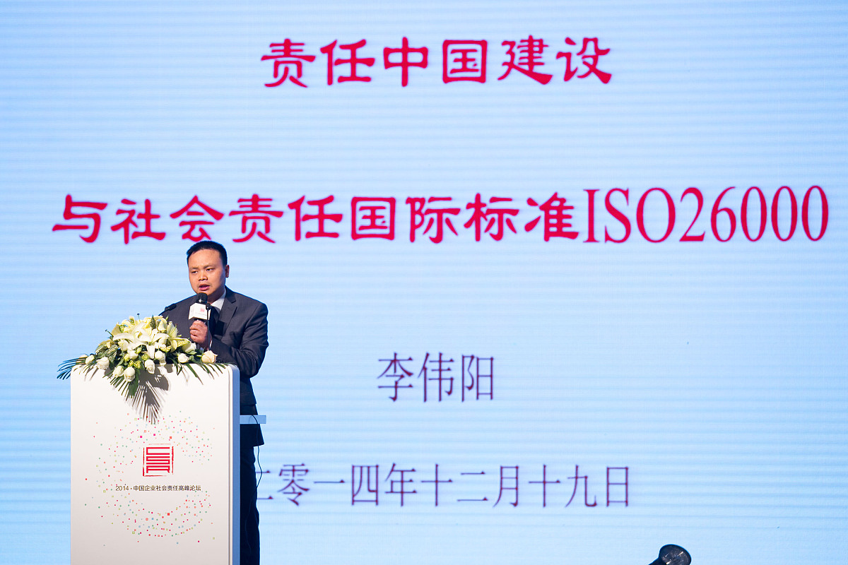 我国政府相关部门应加强针对企业环境成本核算的企业会计准则的完善 在准则中明确规定环境会计要素 以及确认、计量和披露问题 使环境会计核算操作规范化。3通过提高征收排污费标准以及对积极治理环境污染的企业进行经济补偿 促进更多环境友好型企业的发展。也可通过强制命令规定企业必须以一定比例预提环境成本 这笔环境成本可以有多种用途 但必须进行确认使用 从而促使企业进行环境成本核算。通过完善相关企业会计准则 规