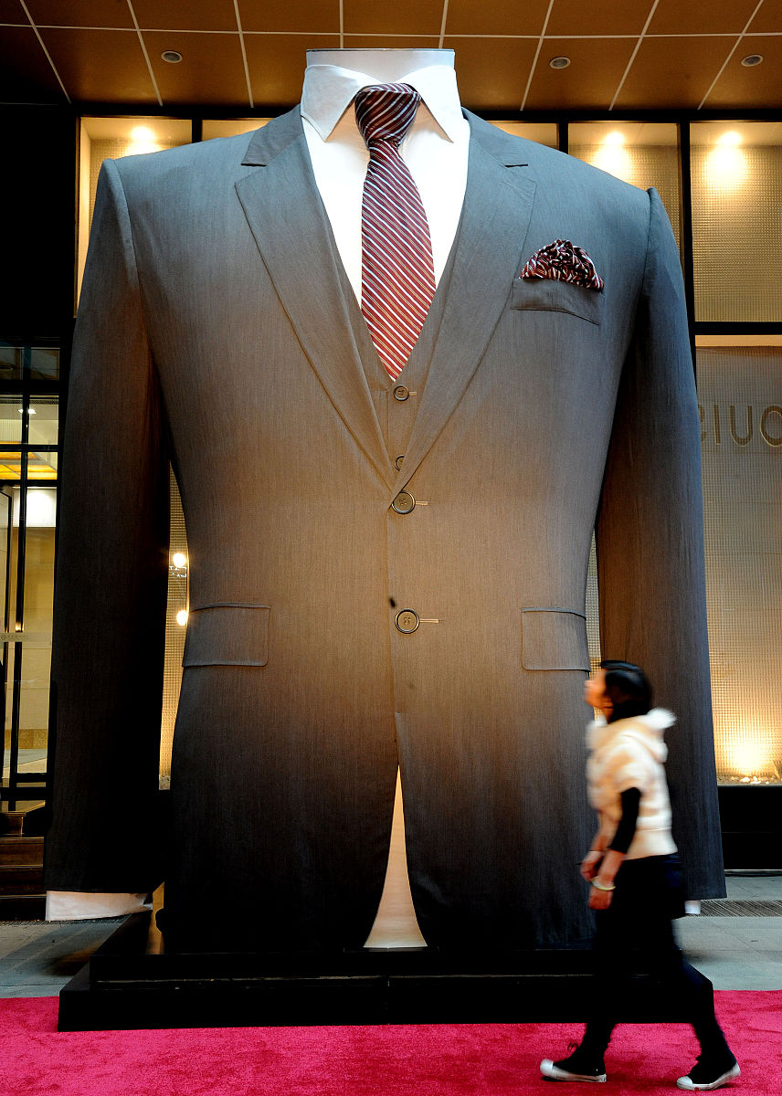 帮我写一个棕色西服套装的文案走在路上耍酷的文案