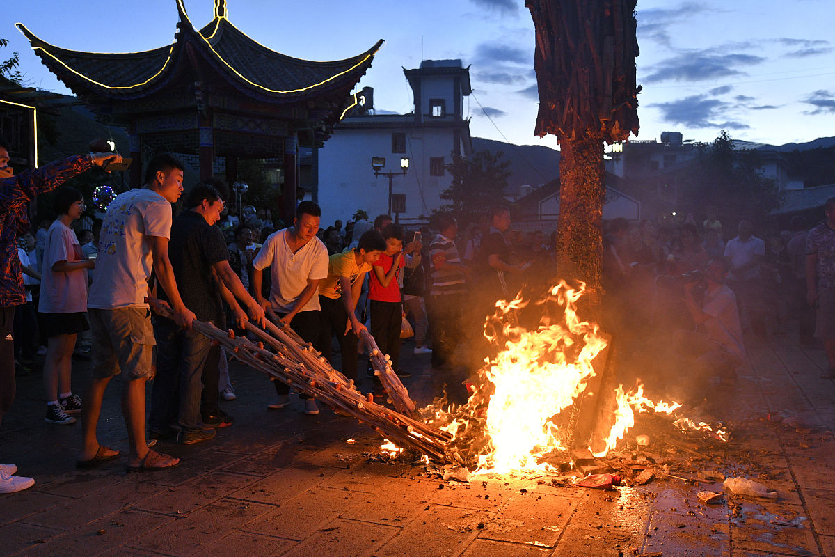 2019年7月27日,云南大理,白族群众各家各户点火把迎祥纳福.