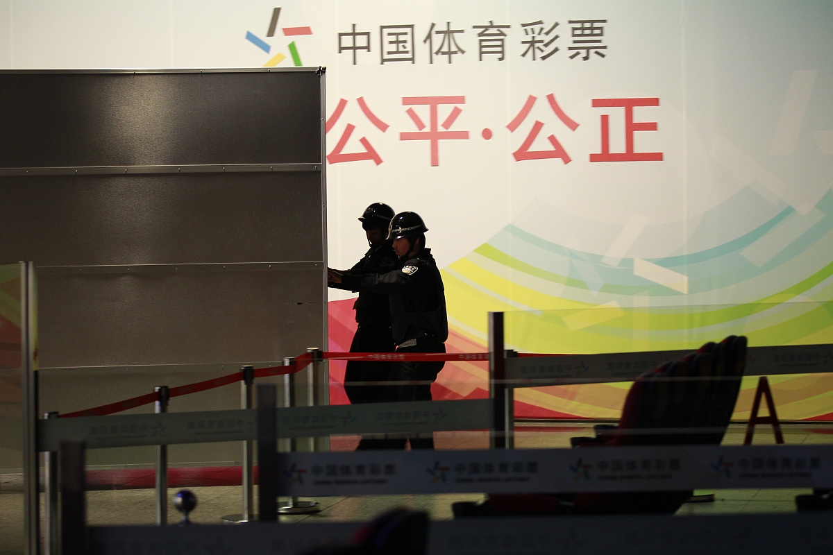 2015年2月4日,北京,中国体彩开奖现场过程见证.***_***现场安保人员正