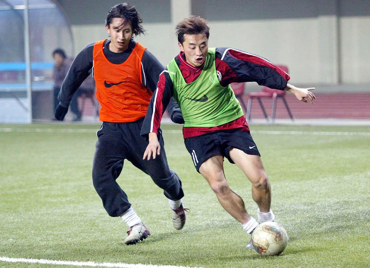2003年11月19日,充满新鲜,好奇感觉的辽足队员在绿岛博览中心备战即将