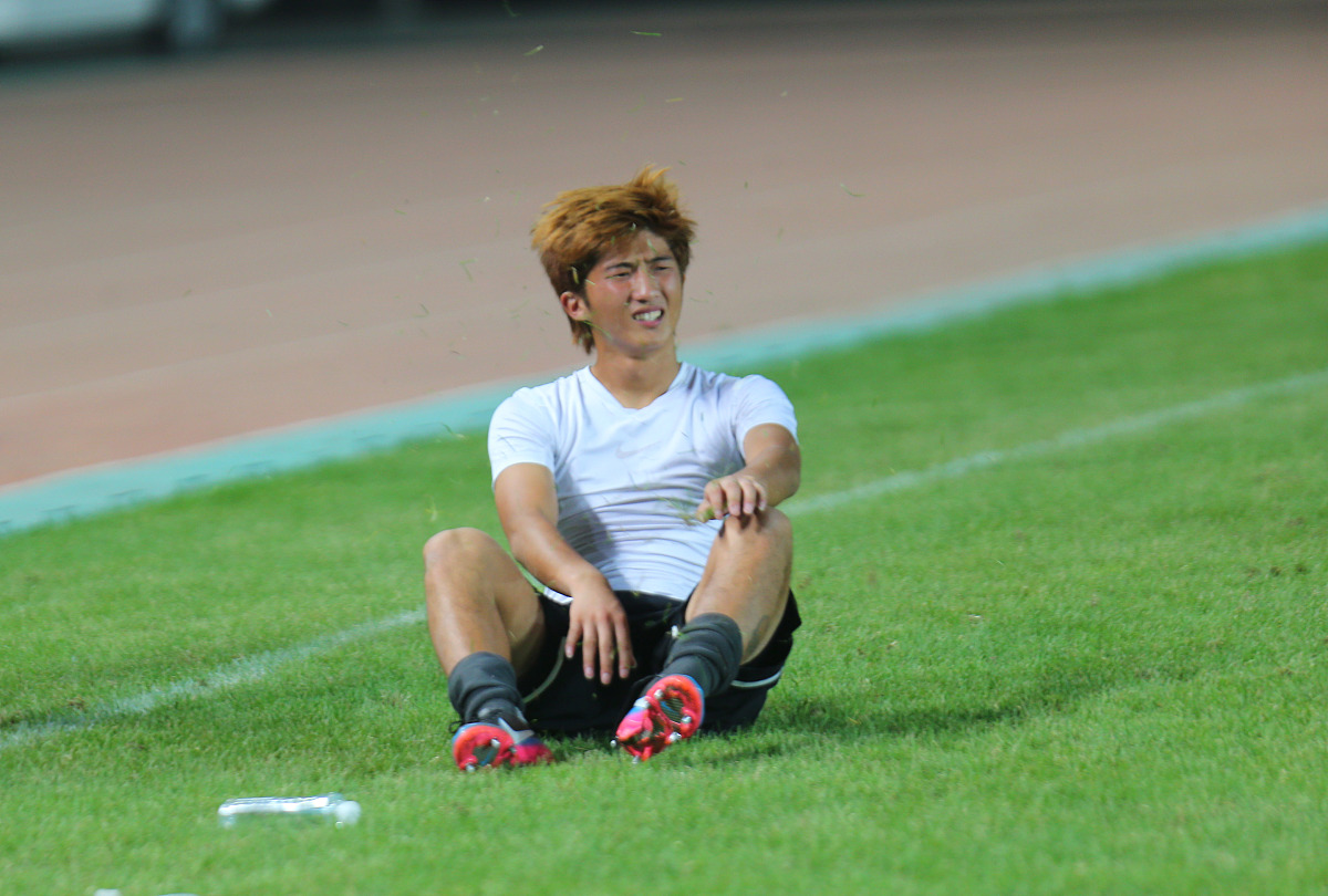 嘤嘤嘤人家不开心了气鼓鼓的看着你眼睛流着露水般的泪水在眼皮下像瀑布一样流了下去渴望你哄哄我