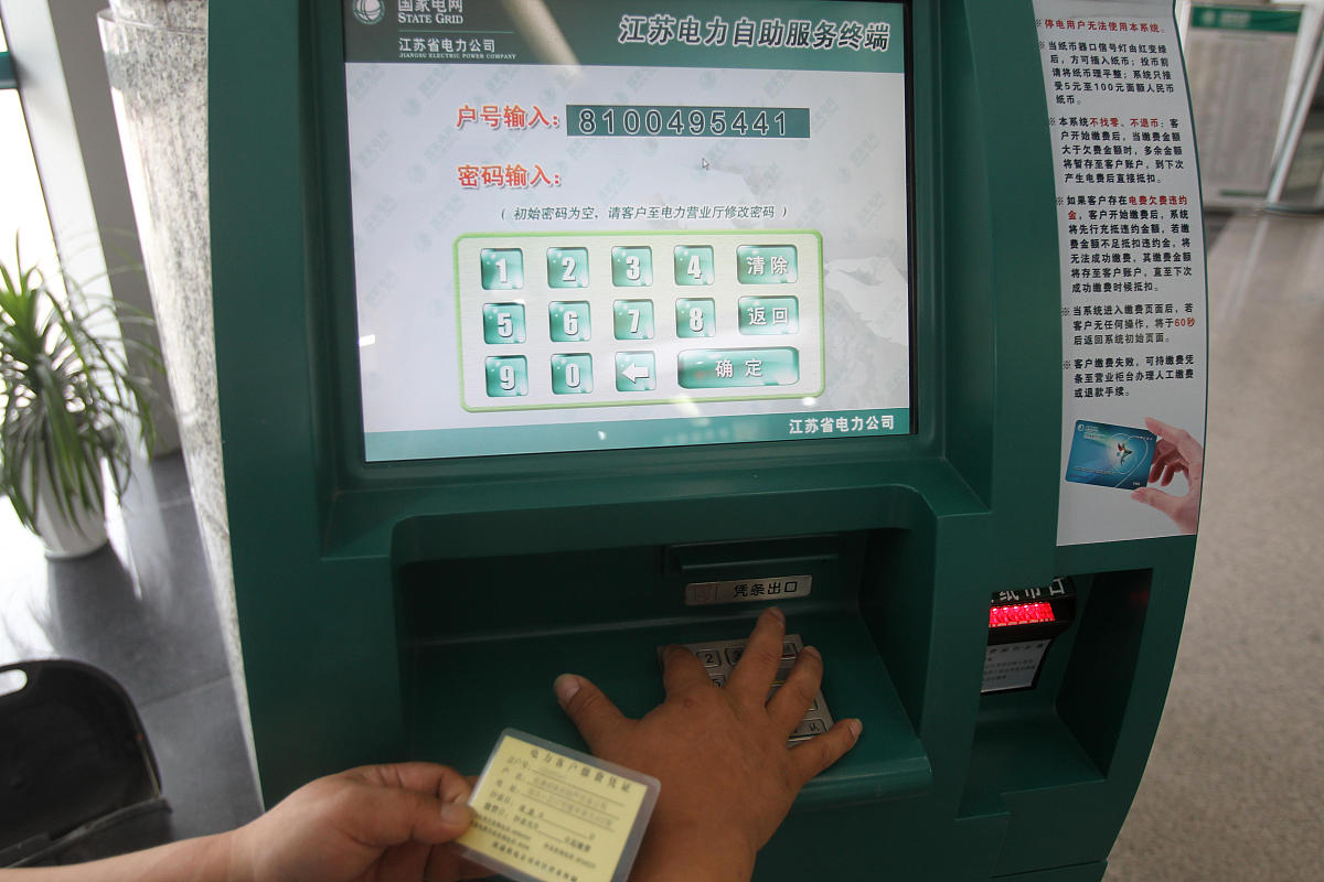 已知充电站总投资金额为1183100元，设置12枪充电枪功率为双枪120kw功率，整站点用电效率为50%，电价费用为0.7元，服务费为0.5元，运营维护费费率为6%，场地修缮费为每年五万元，求年运营成本是多少