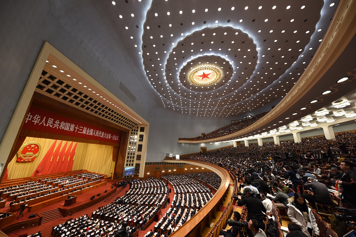两会形势与政策：中国经济稳中向好，应对挑战，推动发展