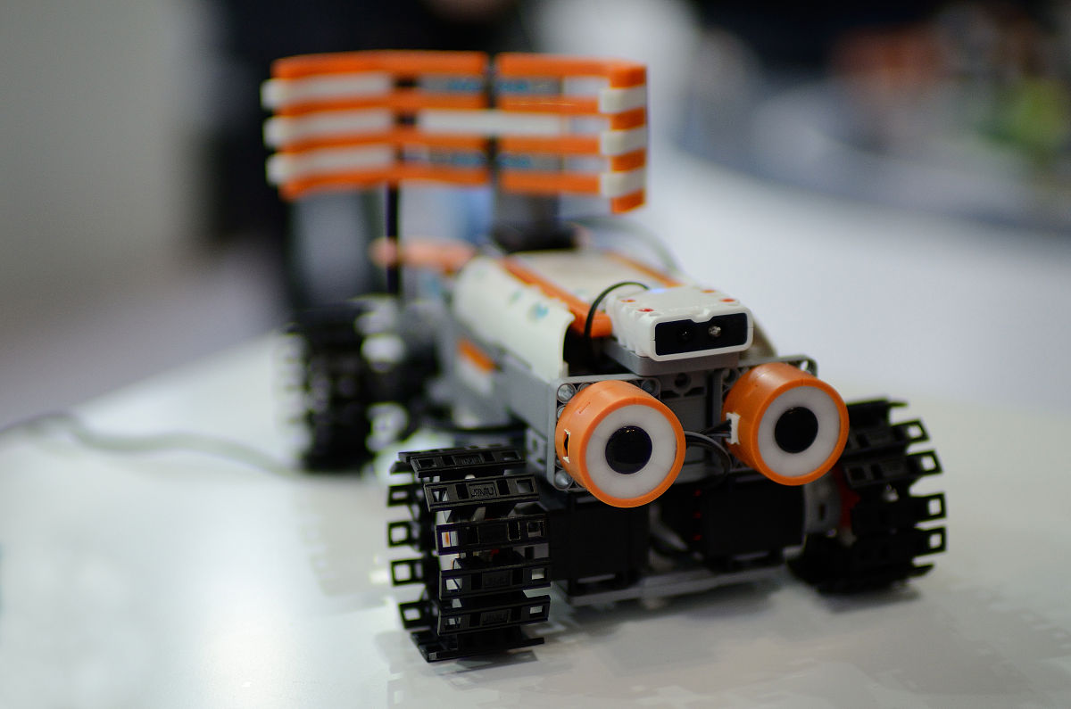 自动化小车能够寻找信号源如红外声光等并寻找抓取附近救援物资