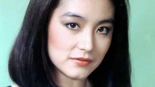 #每日娱乐快讯#【林青霞65岁庆生照曝光,穿旗袍踩高跟鞋跳舞】11月4日好友汪曼玲在微博晒