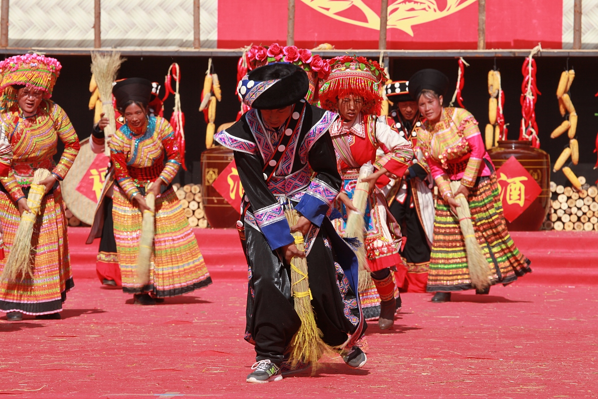 2017年2月1日,四川攀枝花.***_***傈僳族民俗表演中的大祭祀带领盛装