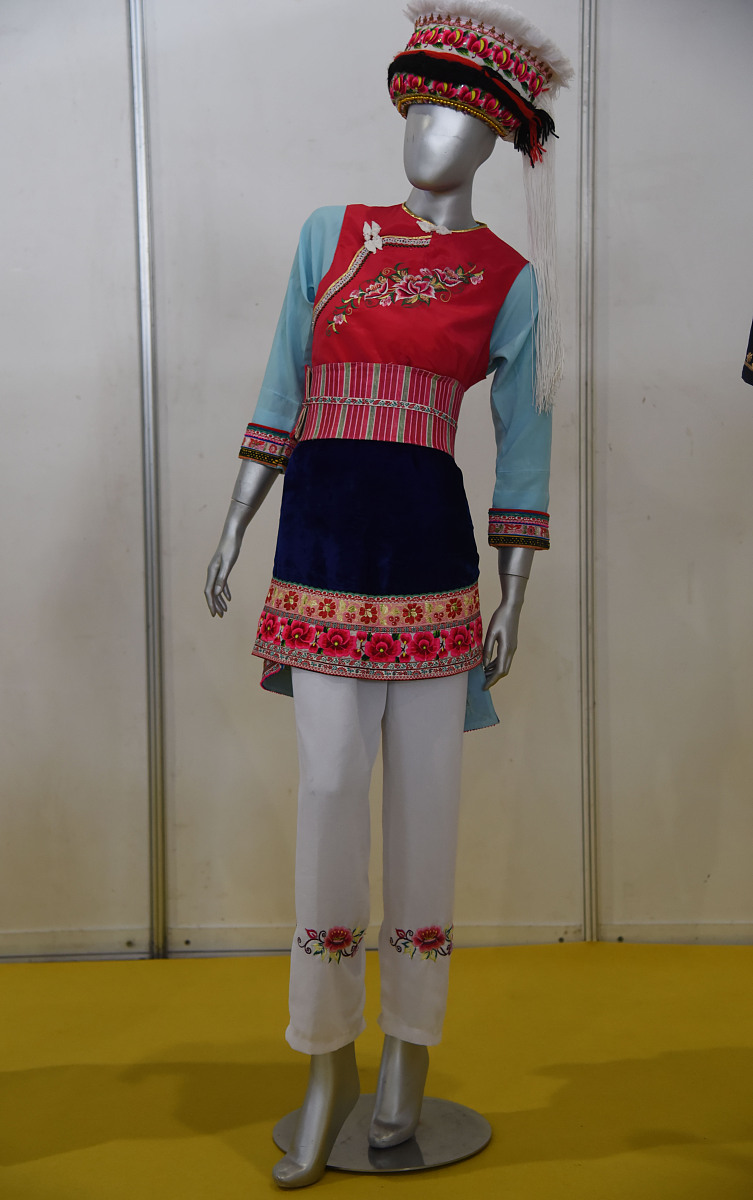 2016年7月19日讯,云南昆明,云南民族博物馆展区展示云南少数民族服饰.