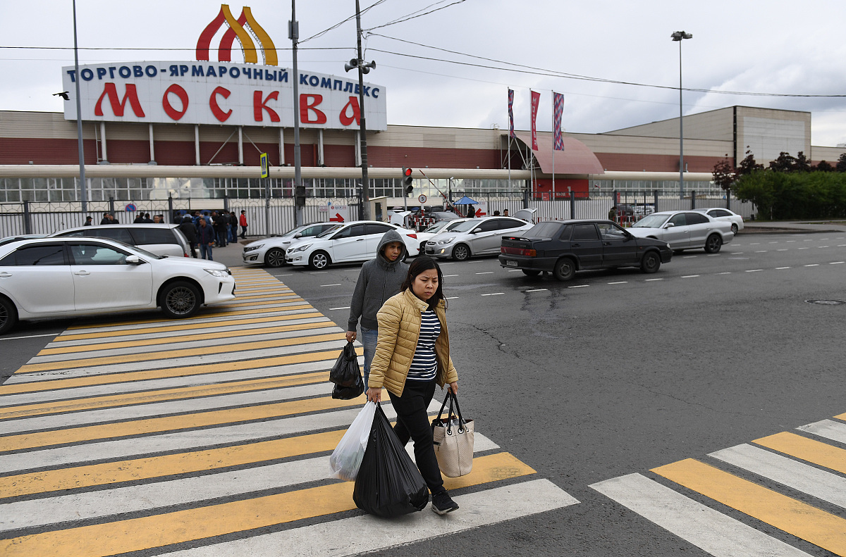 试分析苏联解体的直接现实原因和长期历史原因。并谈谈我国应该妇何应对。