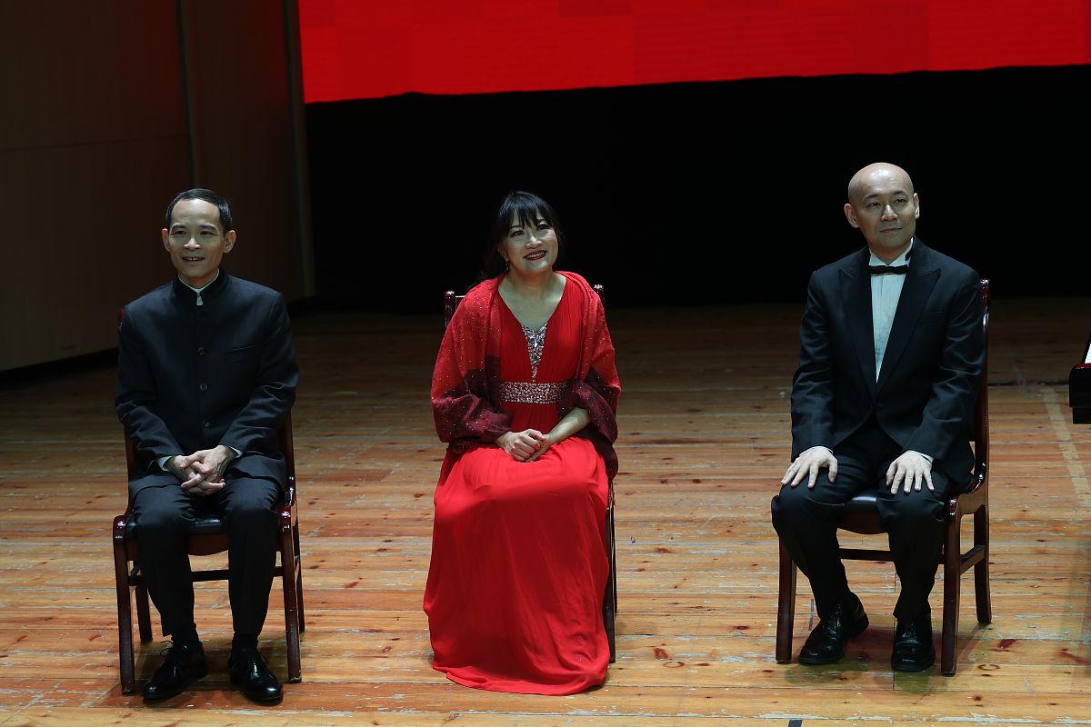 围绕《高中音乐课程中俄罗斯电影浪漫曲的艺术和教学分析》写出总结与展望：41研究结论 42展望
