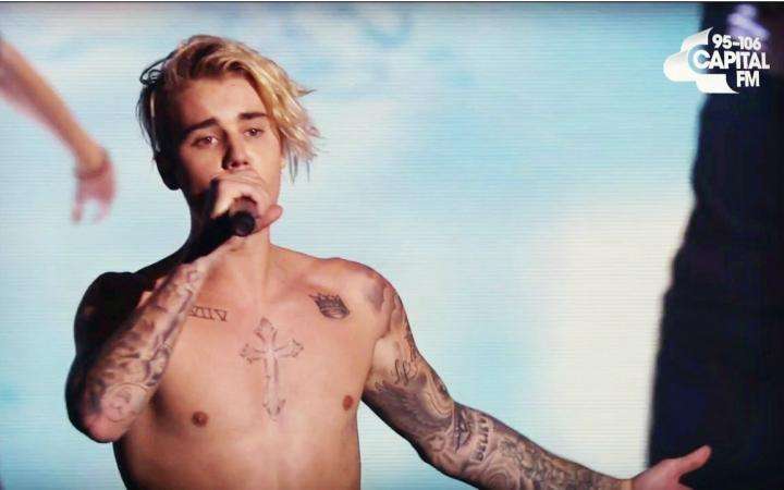 [图]Justin Bieber在Jingle Bell Ball演唱会上表演What Do Y