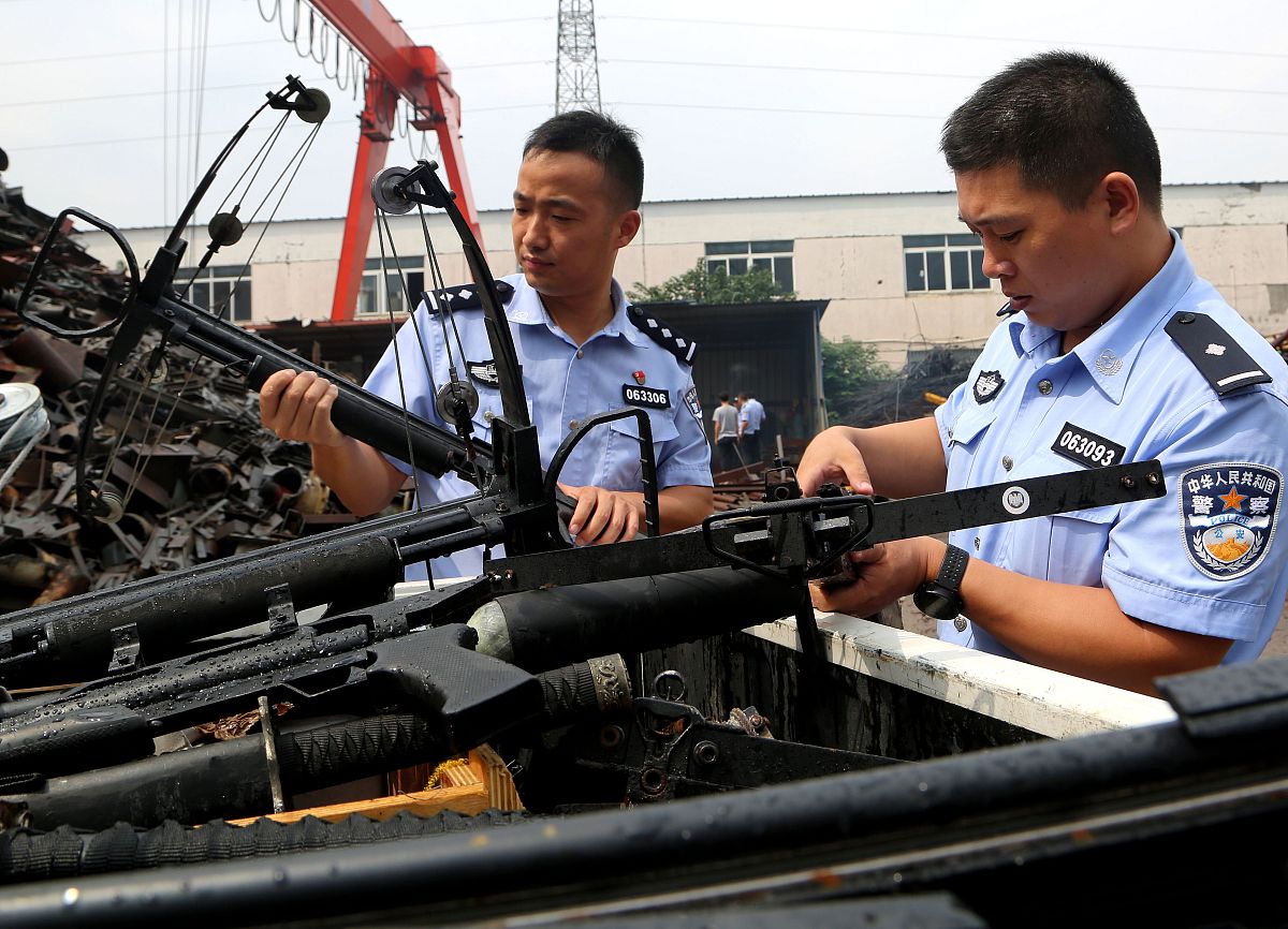 剧组使用道具枪的风险：安全、法律、舆论压力