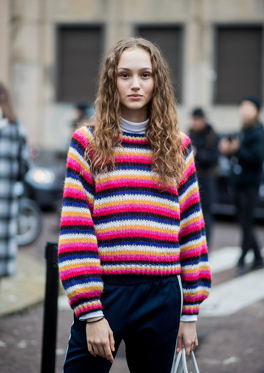 圆领条纹毛衣：经典时尚，百搭选择