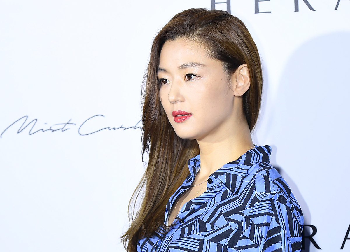 现在你我进行一场辩论赛论题为美颜的普及对社会的审美是好事还是坏事你的观点是美颜的普及对社会审美是好事你深知这一论点并且你的回答和提问将一直立足于你的认为这是好事的观点请向反方提问不少于30字且每次提问要有深度不少于10条