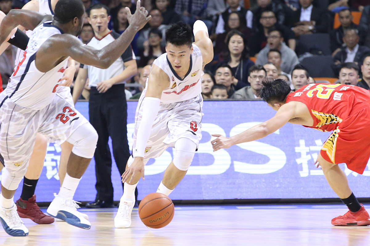 我要写一篇题目为2019-2021赛季CBA联赛季后赛广东队后卫赵睿个人进攻防守技术分析的毕业论文请你帮我写一下三、研究方法- 研究设计与流程- 数据采集与处理方法并且请你帮我提供一些相关的具体数据并进行数据分析这是最重要的