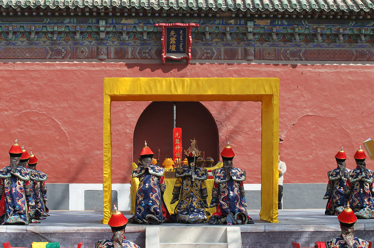 2013年04月24日,北京,北海公园先蚕坛广场再次重现清代皇后亲蚕躬桑典