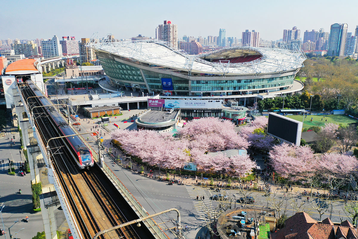 2019年4月1日,上海地铁8号线的虹口足球场1号出口被网友誉为上海"最美